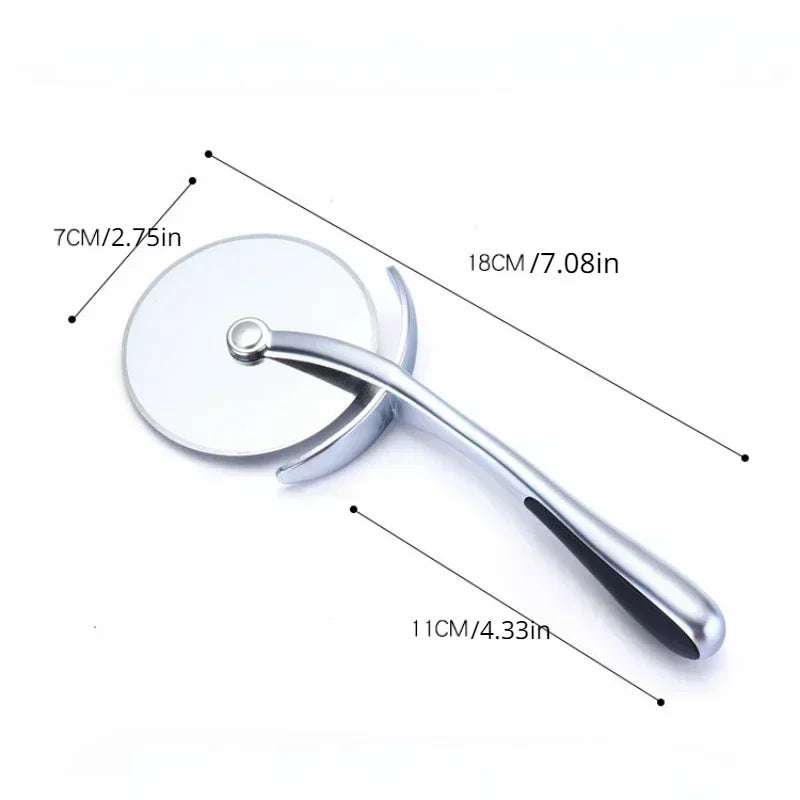 Misure del tagliapizza secondo il fornitore: rotella di 7 cm, lungo 18 cm in tutto, manico di 11 cm