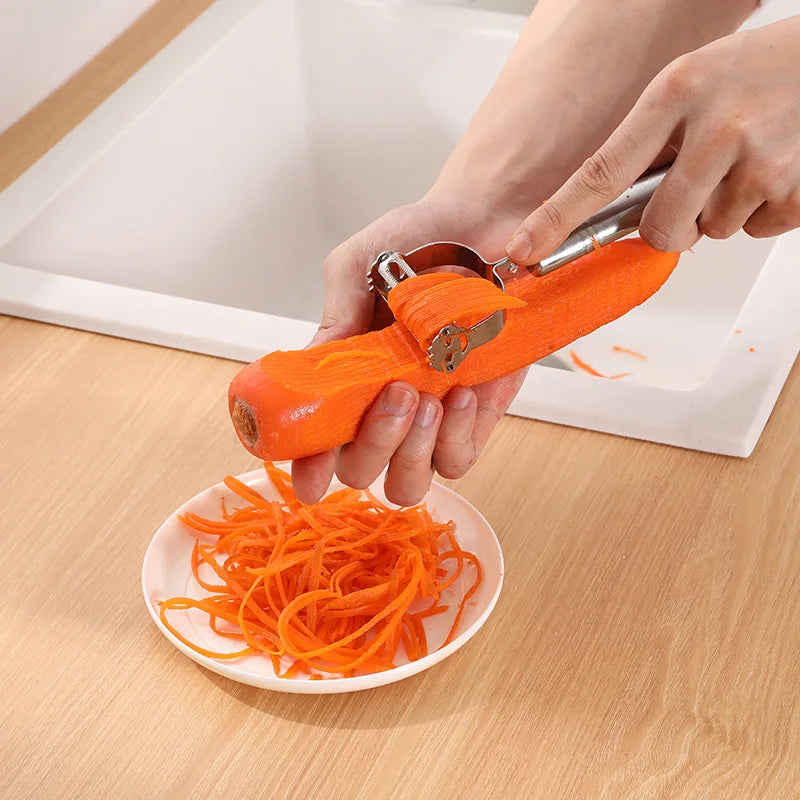 Carota tagliata a julienne con il pelapatate, le strisce cadono in un piattino