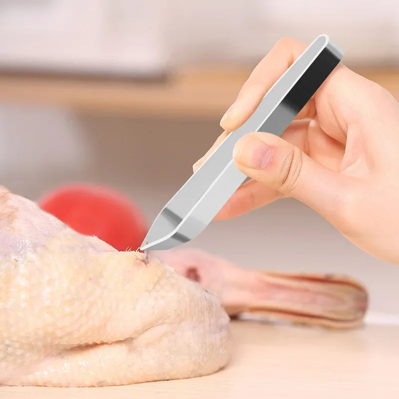 Pinzetta in acciaio inox usata sulla pelle di un pollo