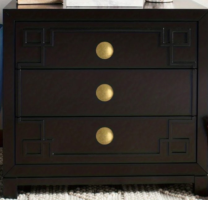 Cassettiera scura con pomelli color ottone anticato sui cassetti