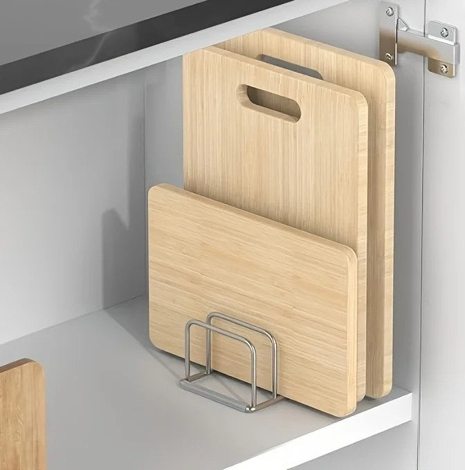 Il porta coperchi con i taglieri su un ripiano del mobile della cucina