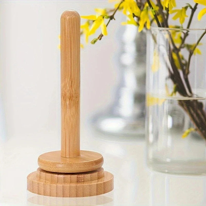 Il porta gomitolo montato su un tavolo accanto a un vaso di fiori