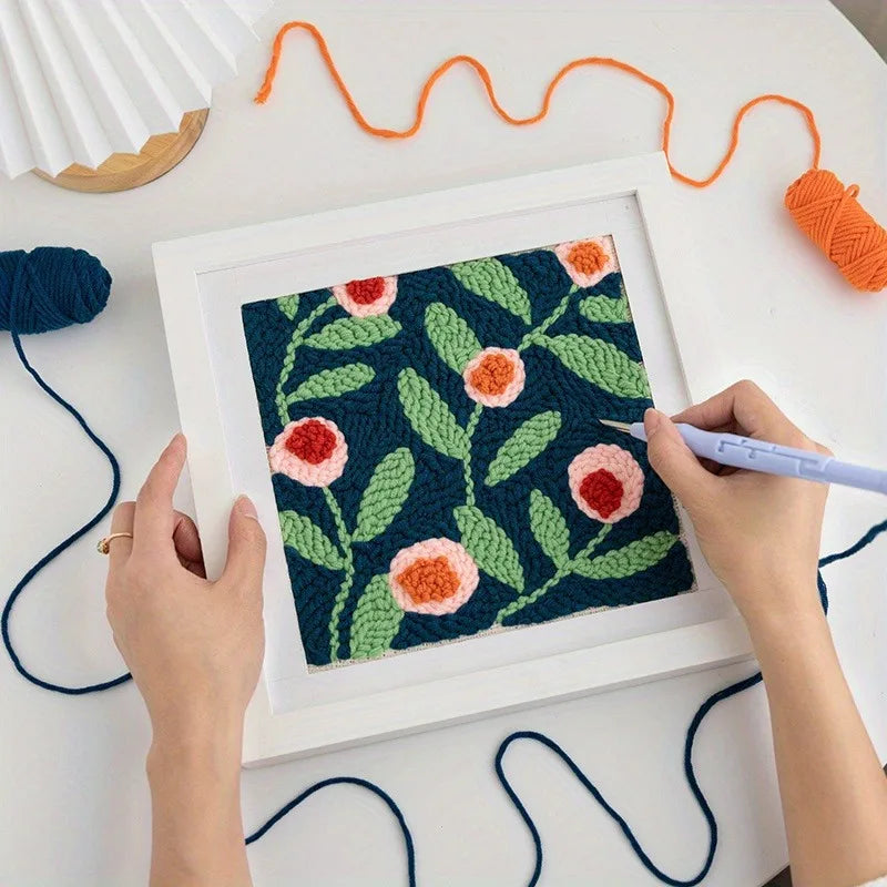Quadro a fiori realizzato con il punch needle in una cornice bianca