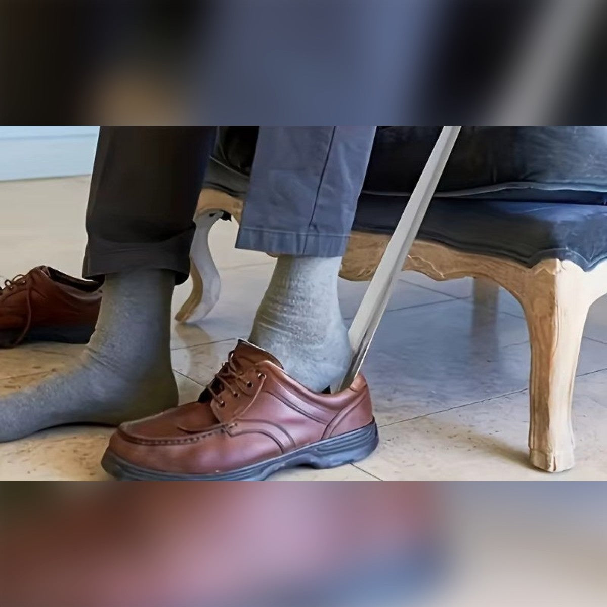 Il calzascarpe dietro il tallone mentre si infila una scarpa