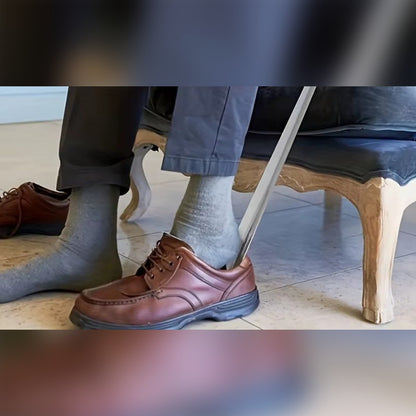Il calzascarpe dietro il tallone mentre si infila una scarpa