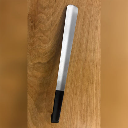 Foto di un acquirente: il calzascarpe ricevuto, appoggiato su un tavolo di legno