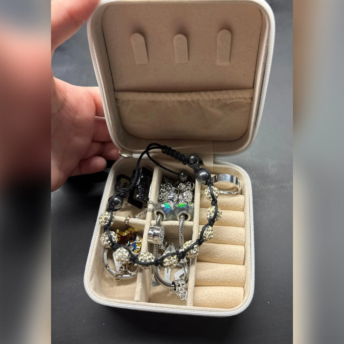 Foto di un acquirente: il portagioie aperto e pieno di bracciali, collane e anelli