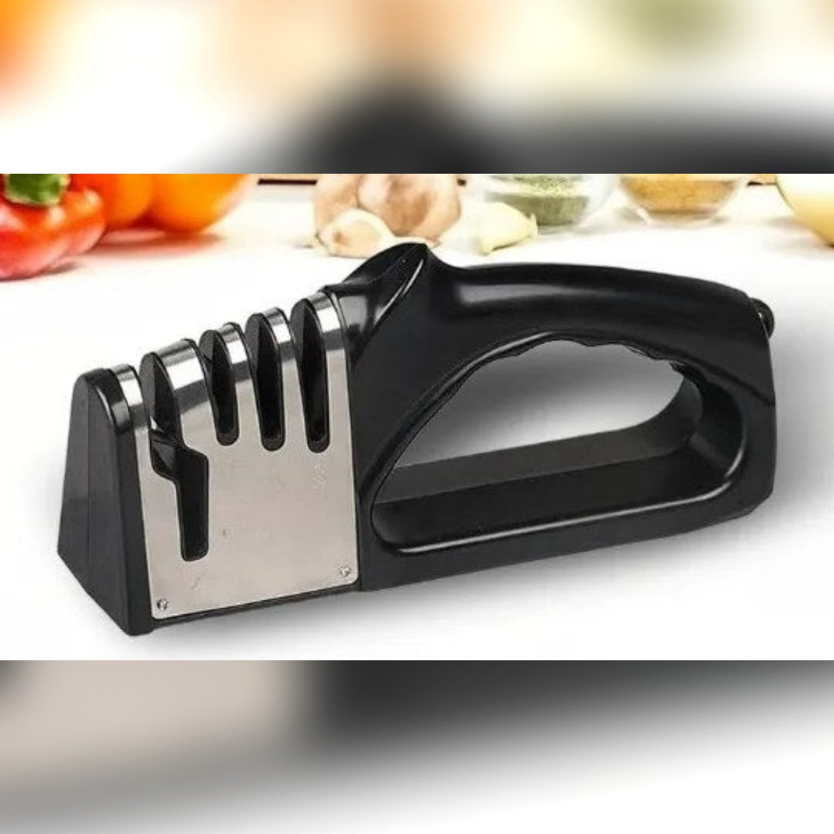 L'affilacoltelli appoggiato sul piano di lavoro della cucina