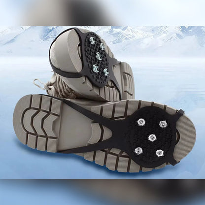 Ramponcini per scarpe agganciati sotto due scarponcini, con cinque chiodi in acciaio sotto l'avampiede