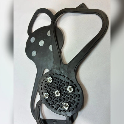 Foto di un acquirente: i due ramponcini ricevuti, uno dal lato dei chiodi e uno dal lato interno