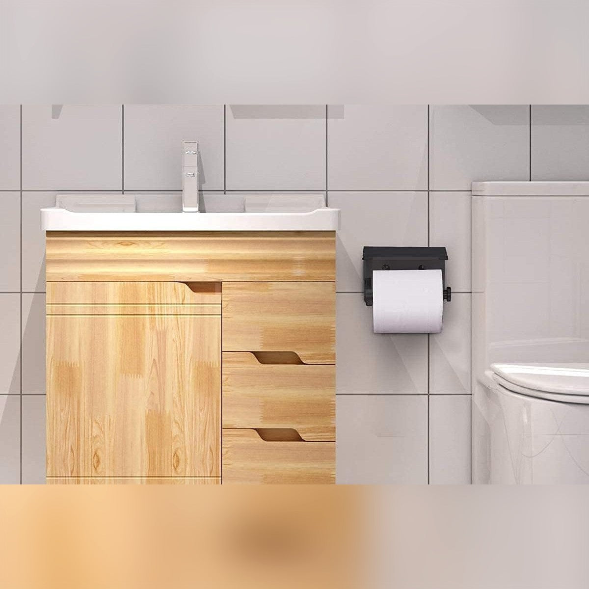 Il porta rotolo su una parete piastrellata del bagno, tra il lavabo e il WC