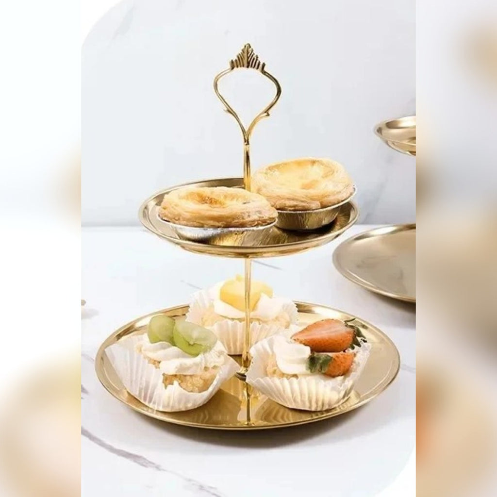 Alzatina a 2 piani con crostatine e pasticcini su un tavolo chiaro