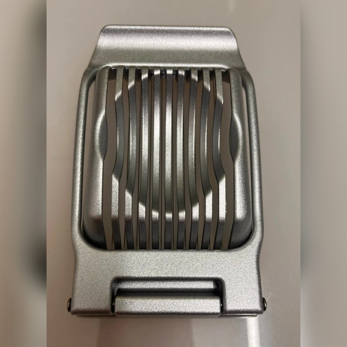 Foto di un acquirente: il taglia uova chiuso visto dall'alto