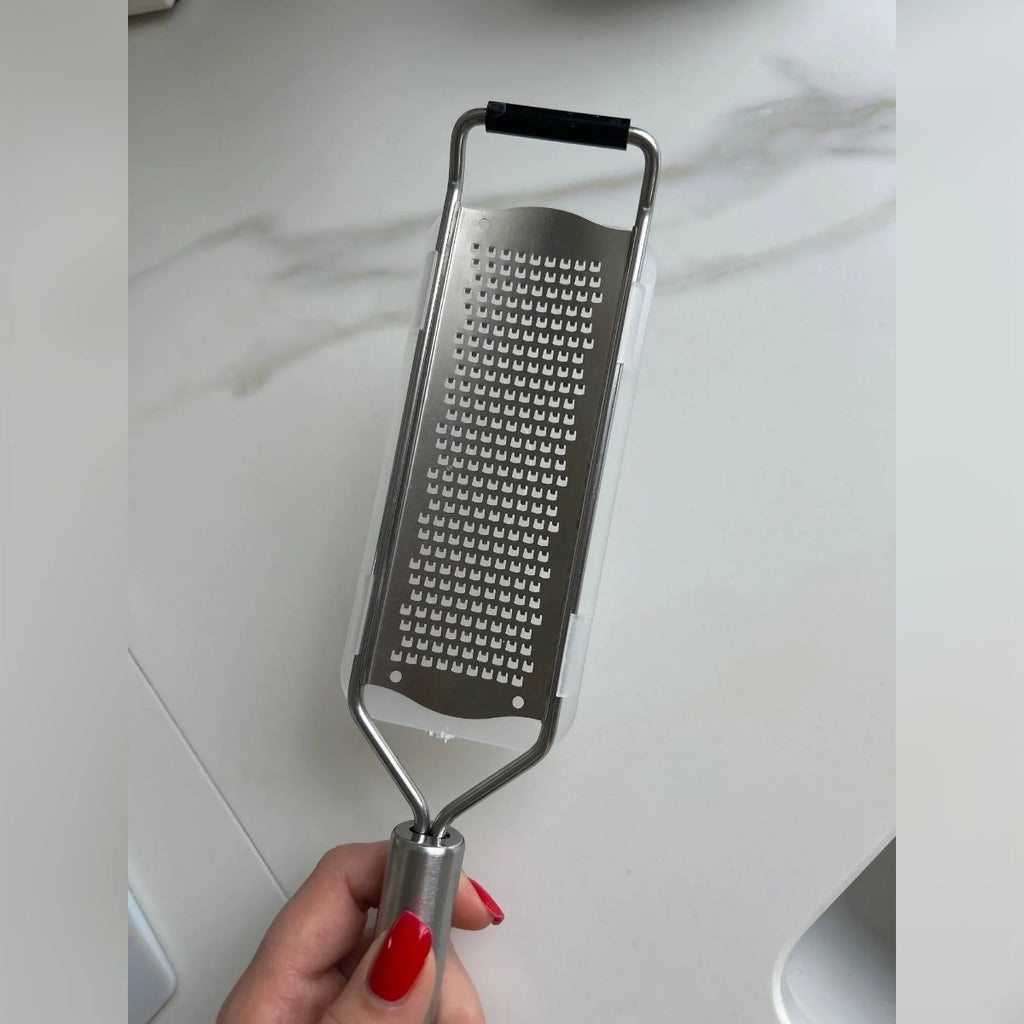 Foto di un'acquirente: la grattugia in mano – lama fine e manico a tubo in acciaio inox