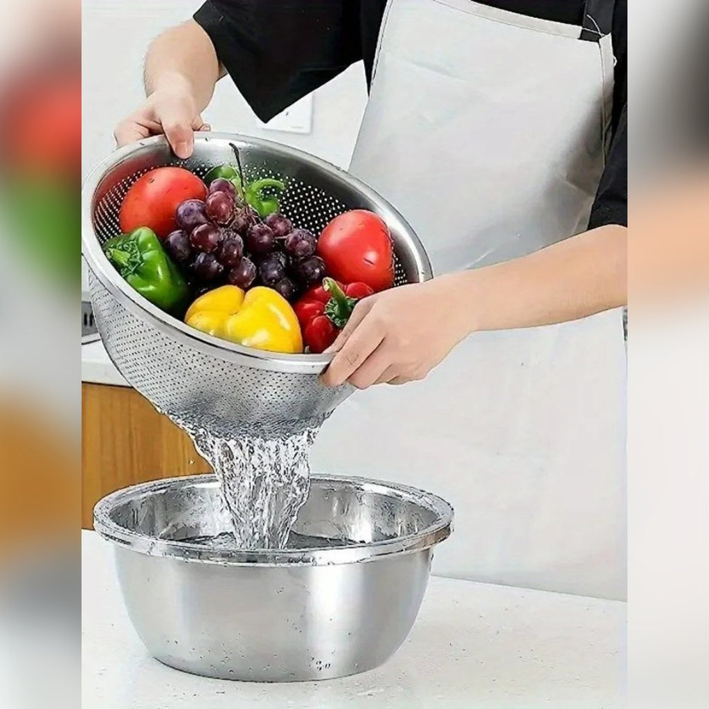 Frutta e verdura sciacquate nello scolapasta sopra la ciotola