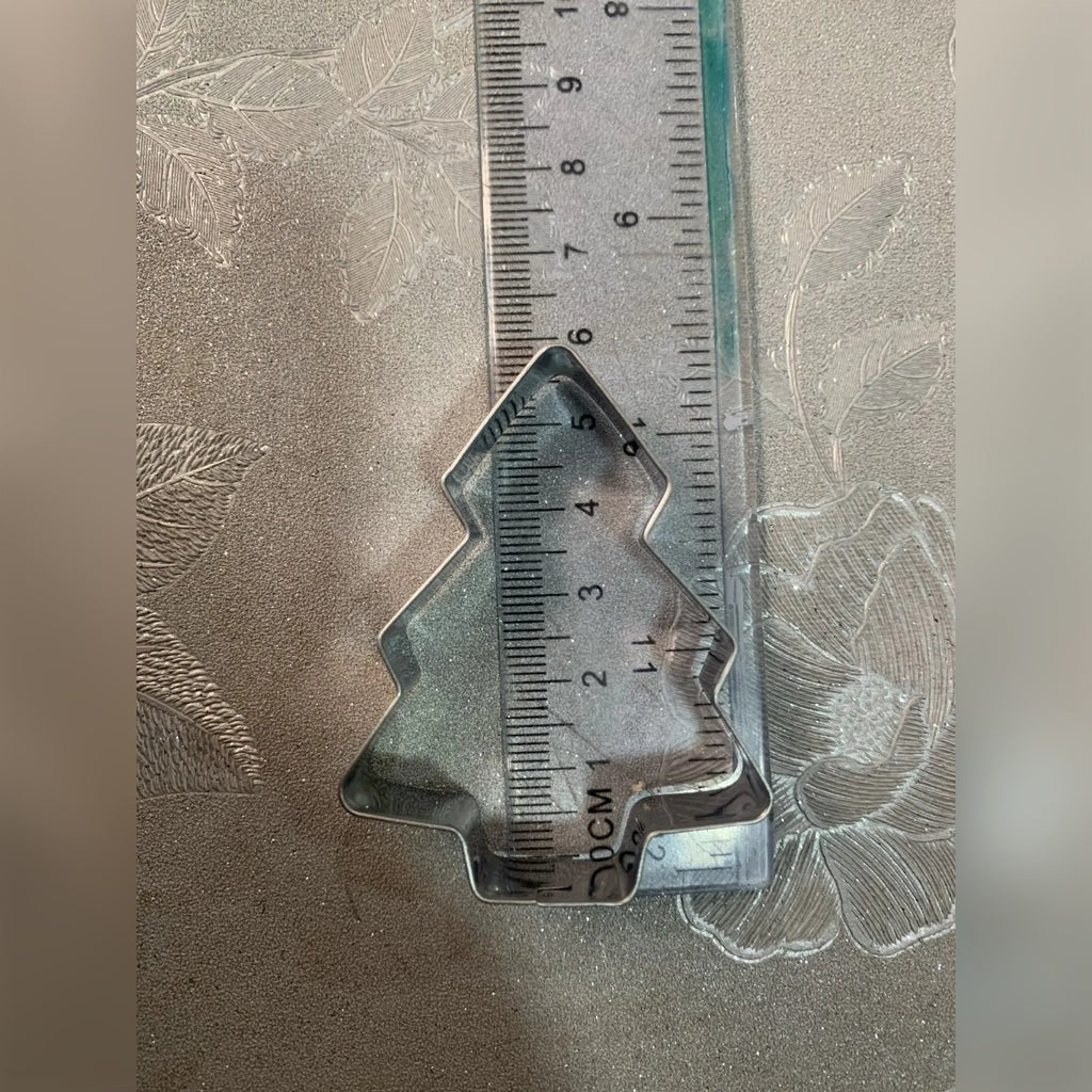 Foto di un acquirente: la formina ad albero su un righello, alta circa 6,5 cm