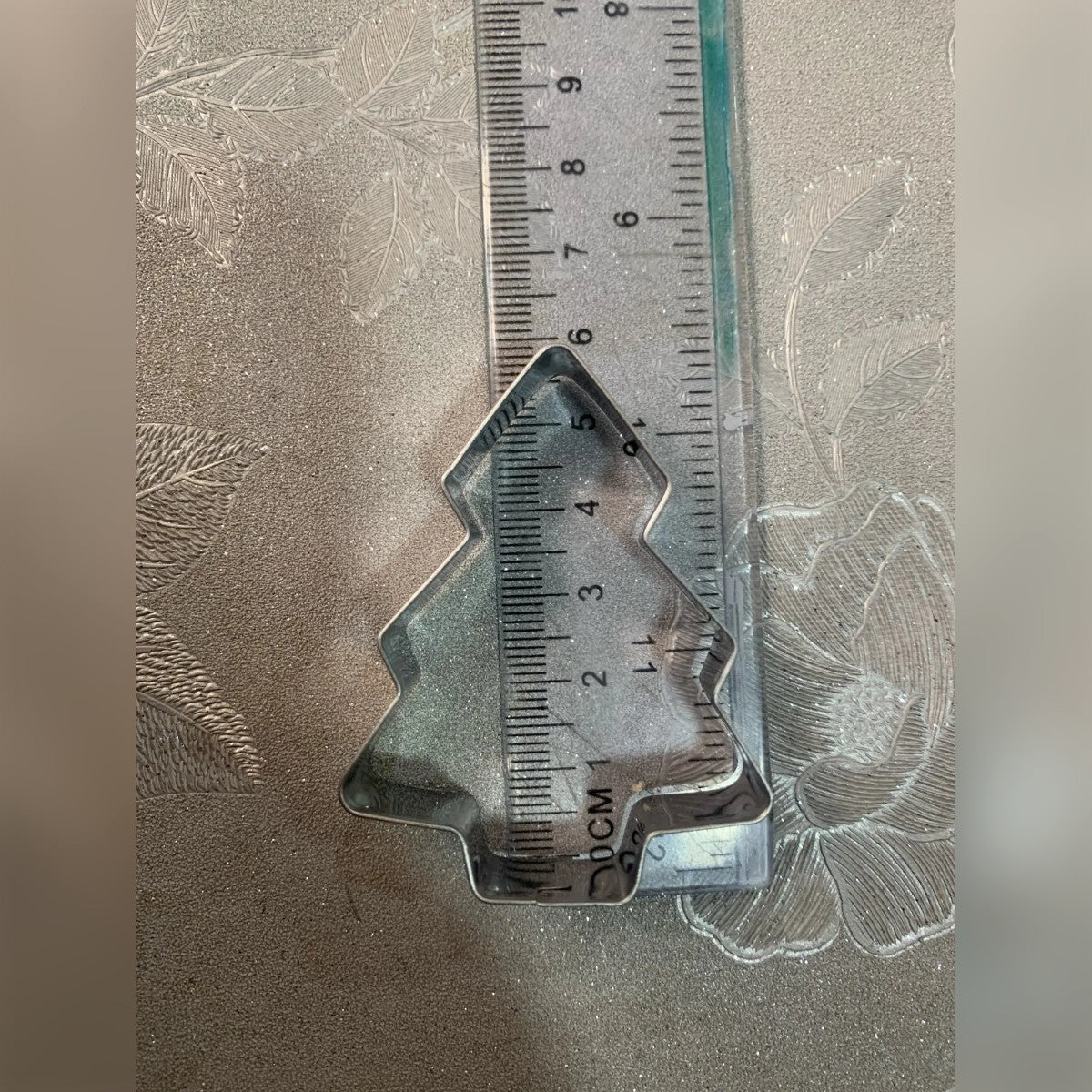 Foto di un acquirente: la formina ad albero su un righello, alta circa 6,5 cm