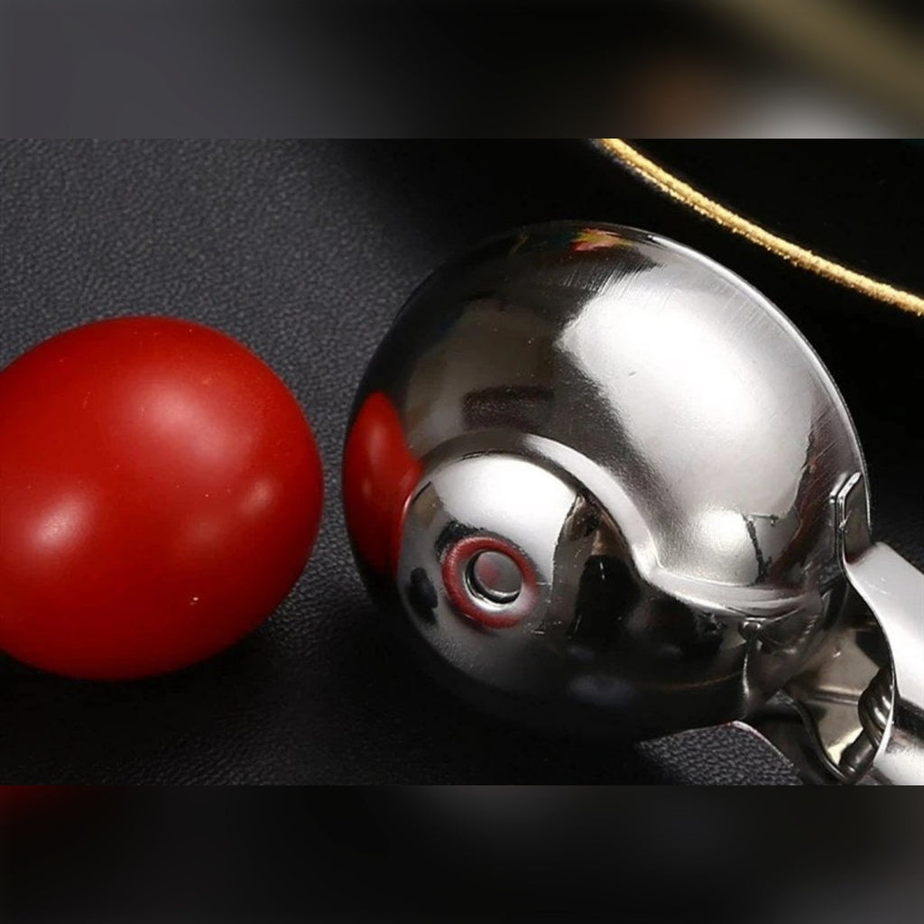 La coppa lucida in acciaio inox del porzionatore vista da vicino