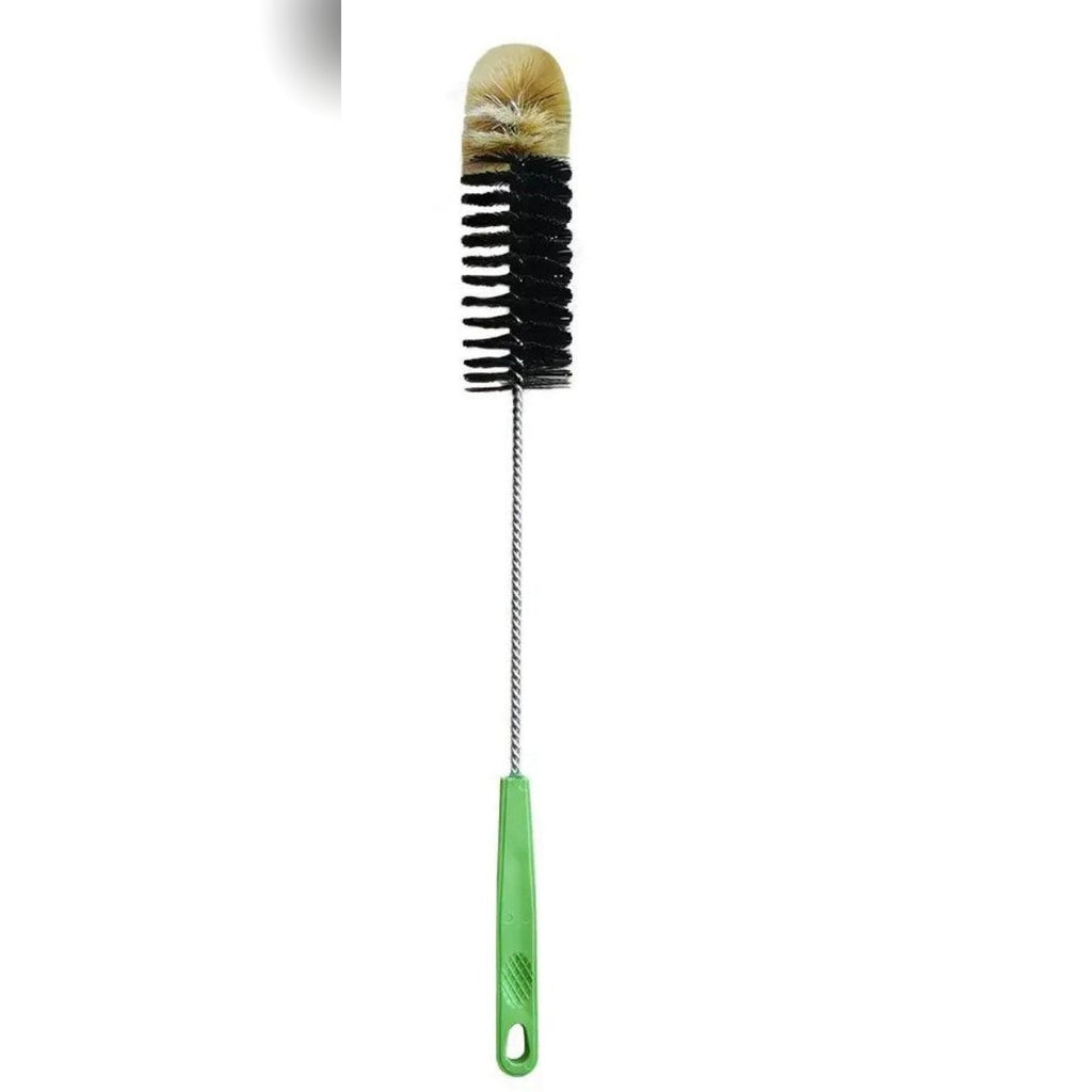 Scovolino per bottiglie lungo circa 40 cm con manico verde, stelo in filo ritorto e setole nere con la punta chiara