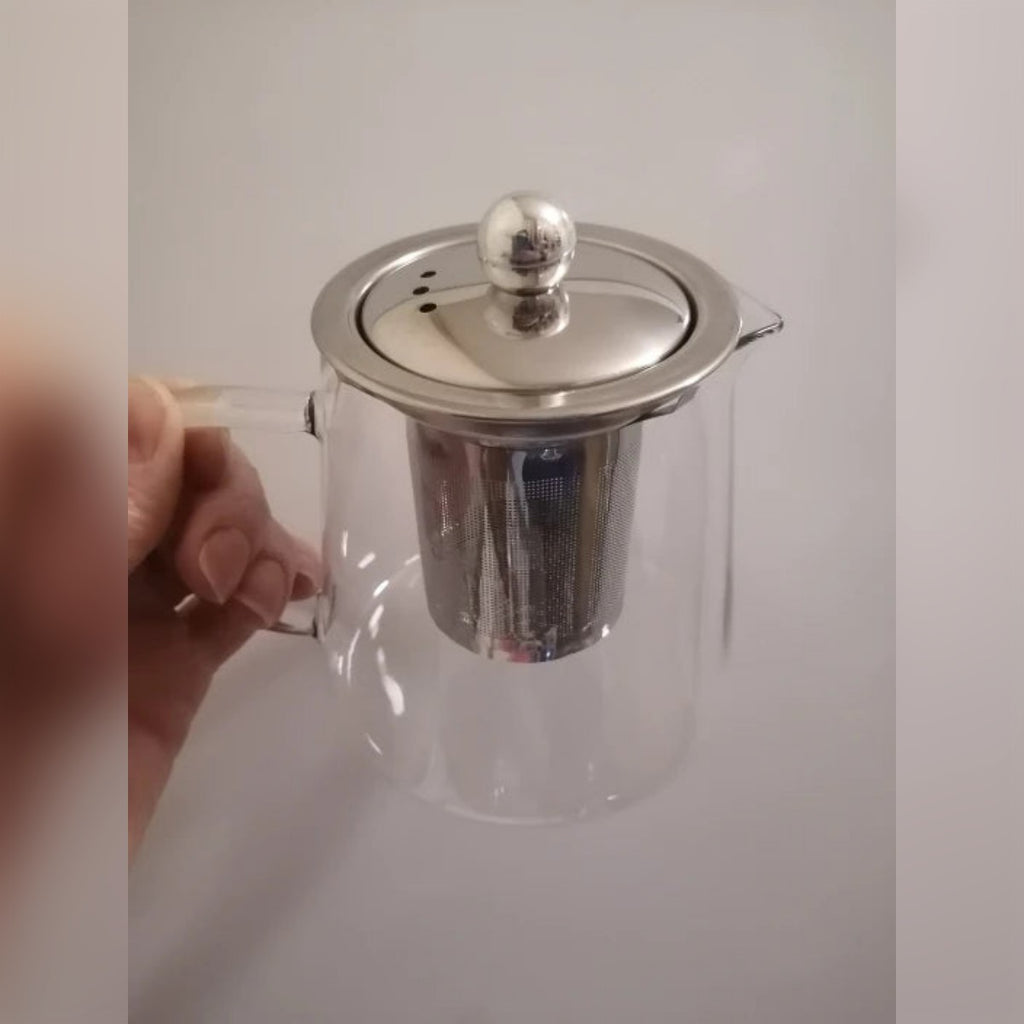 Foto di un cliente: la piccola teiera in vetro tenuta in mano, con coperchio e infusore