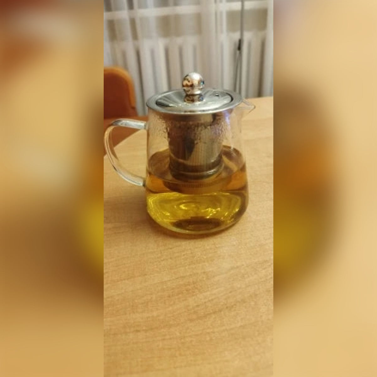 Foto di un cliente: teiera in vetro piena di tè su un tavolo