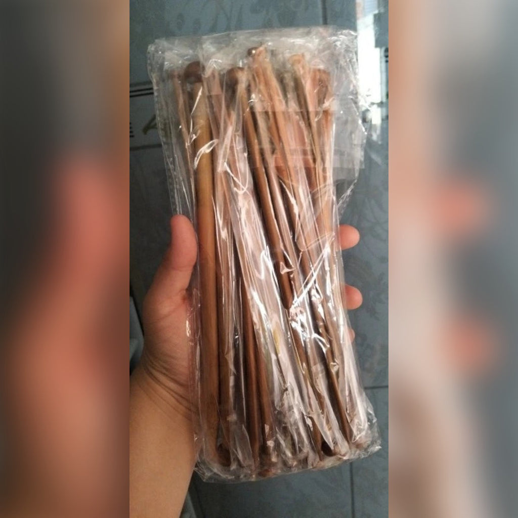 Foto di un acquirente: il set di ferri da maglia in bustina tenuto in mano