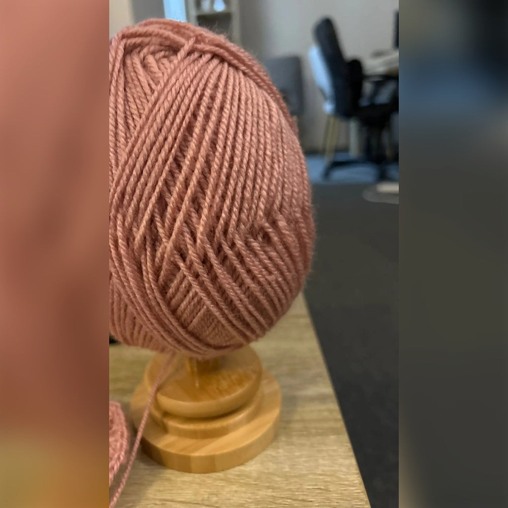 Foto cliente: gomitolo rosa sul porta gomitolo su un tavolo