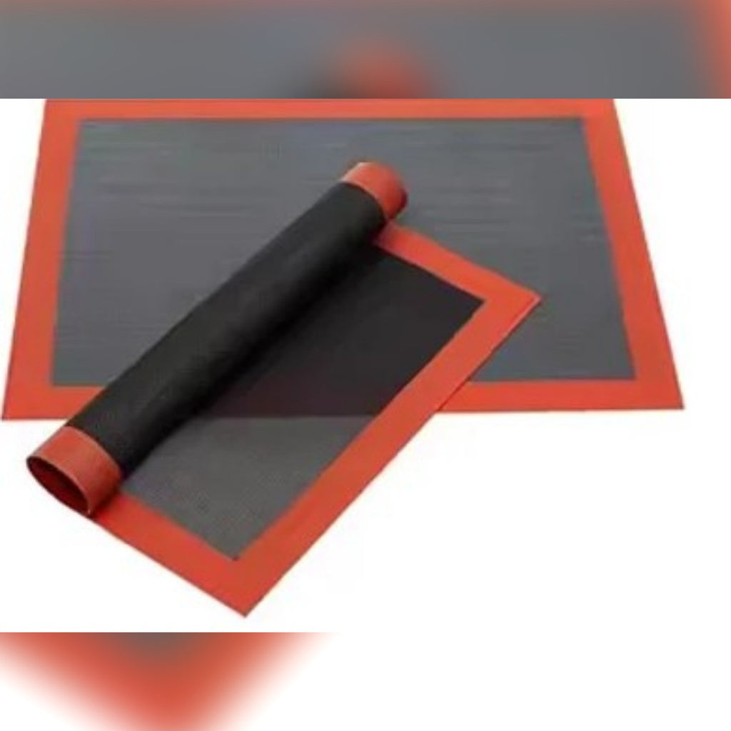 Il tappetino in silicone forato arrotolato accanto a un tappetino steso