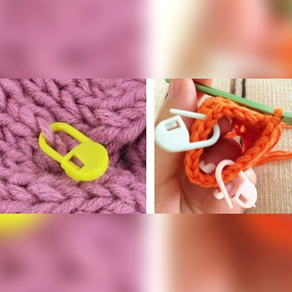 Un marcapunti giallo su un lavoro a maglia e due marcapunti chiari su un lavoro all'uncinetto