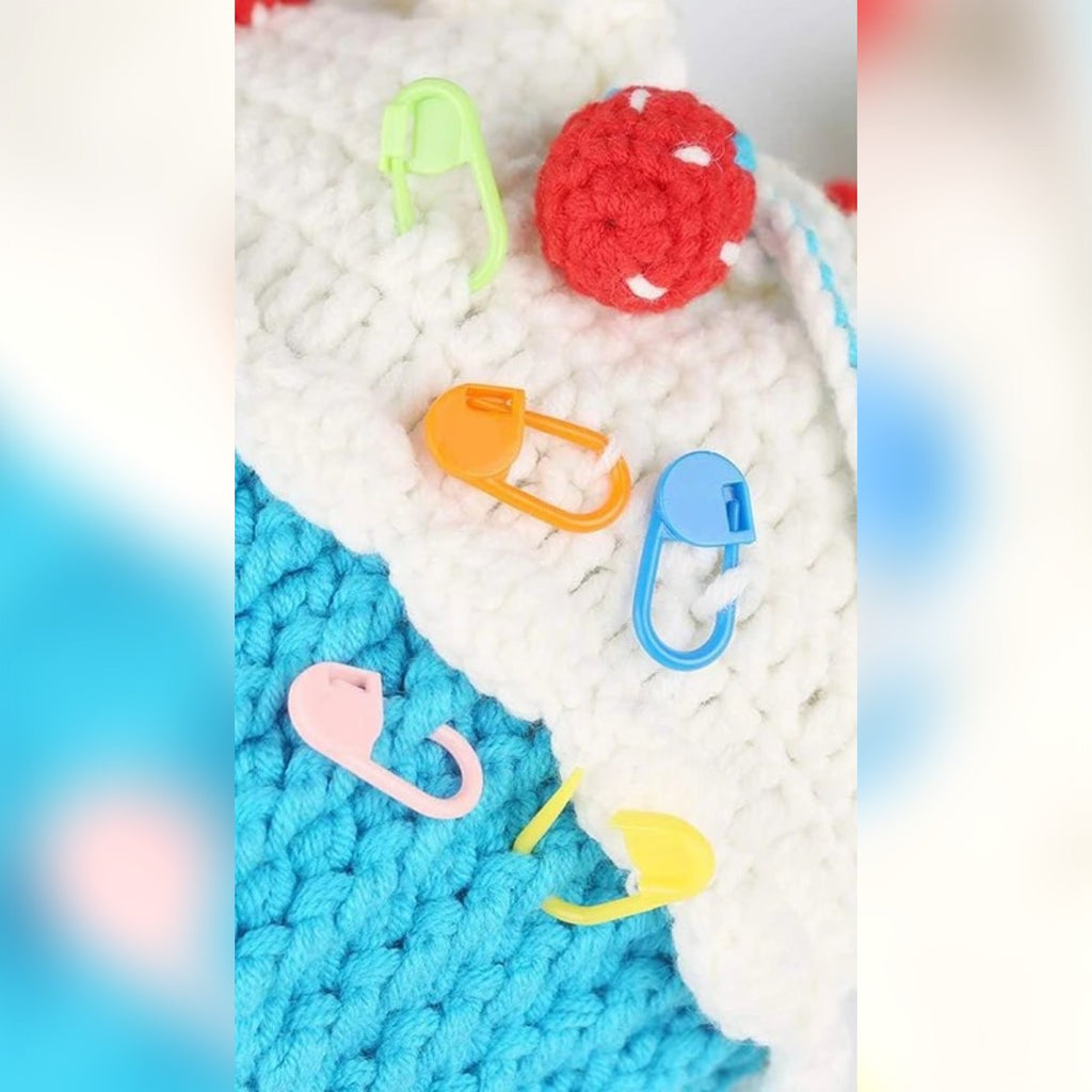 Marcapunti in colori misti agganciati a un lavoro all'uncinetto