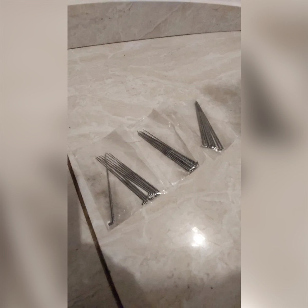 Foto di un acquirente: tre mazzetti di aghi per infeltrire in una bustina trasparente