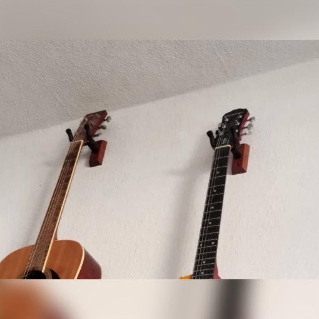 Foto di un acquirente: due chitarre appese al muro con il porta chitarra