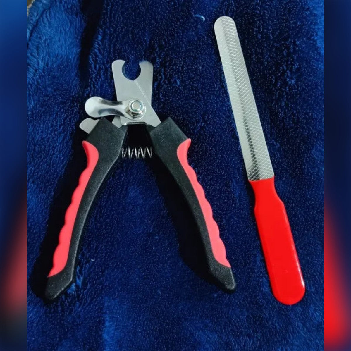 Foto di un acquirente: tagliaunghie e lima su una coperta blu