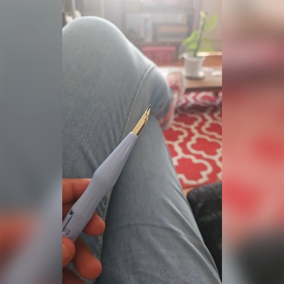 Foto di un cliente: la penna punch needle azzurra con l'ago in punta