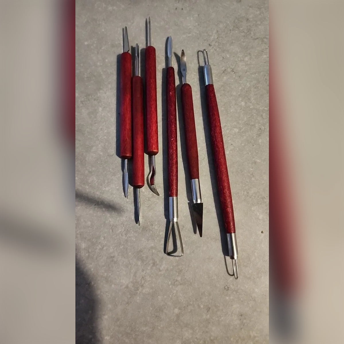 Foto di un cliente: i sei strumenti con manico in legno su una lastra di pietra