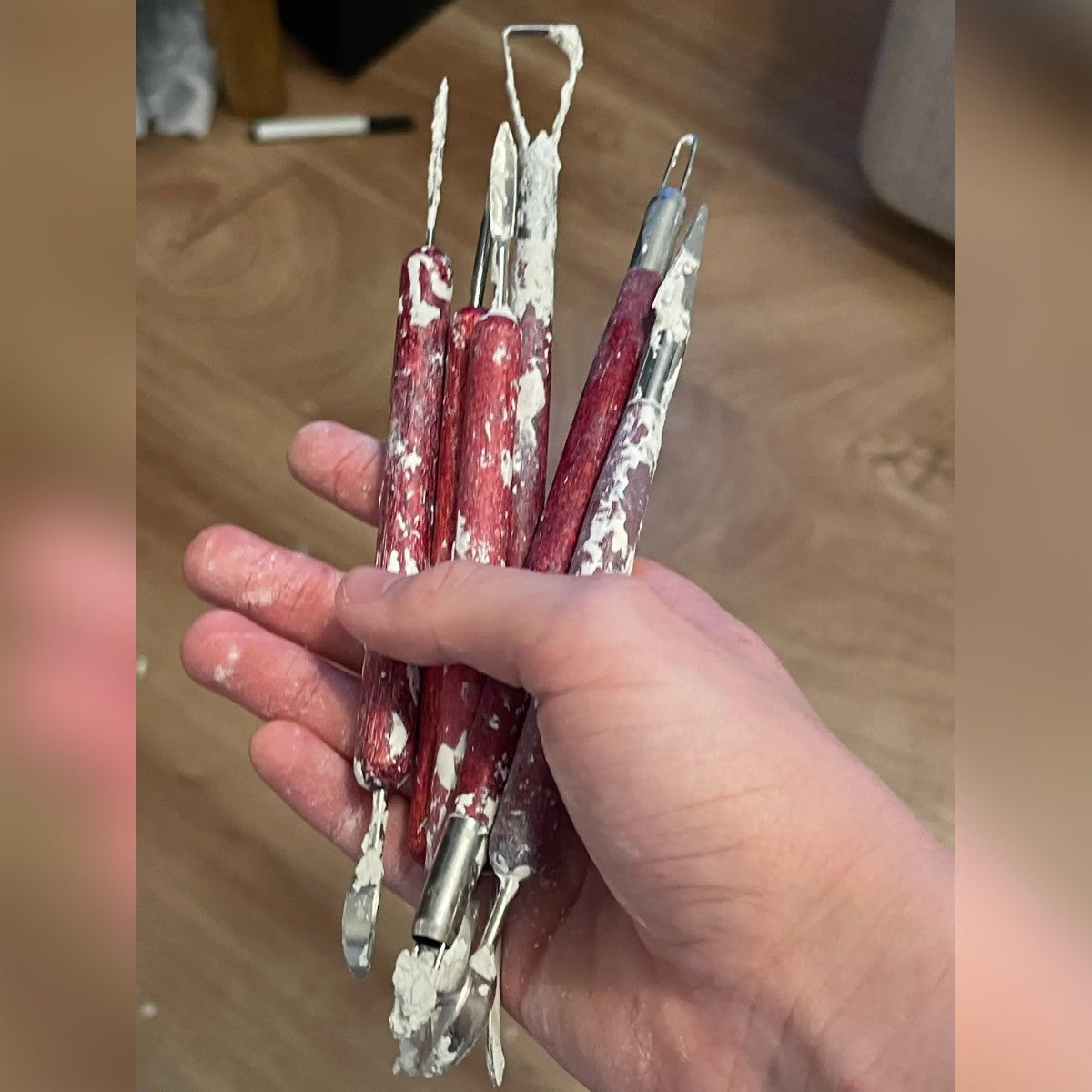 Foto di un cliente: gli strumenti sporchi d'argilla dopo l'uso