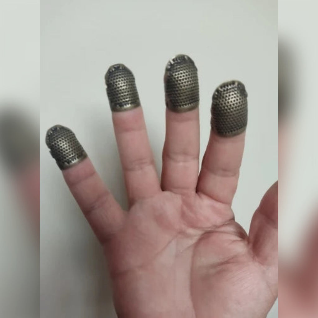 Foto di un acquirente: quattro ditali su quattro dita