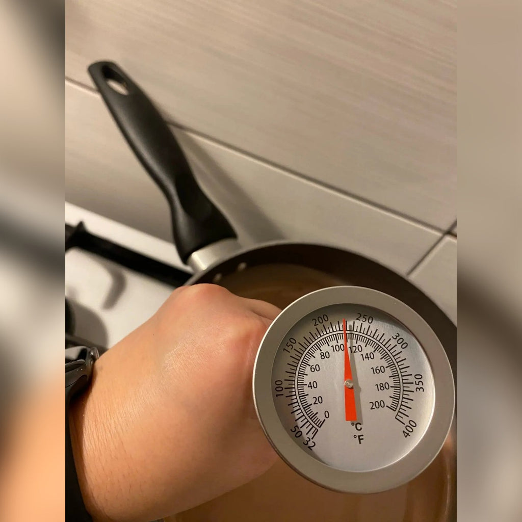 Foto di un acquirente: il termometro sopra una padella