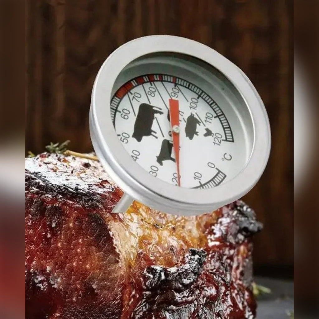 Termometro per carne infilato in un arrosto di manzo