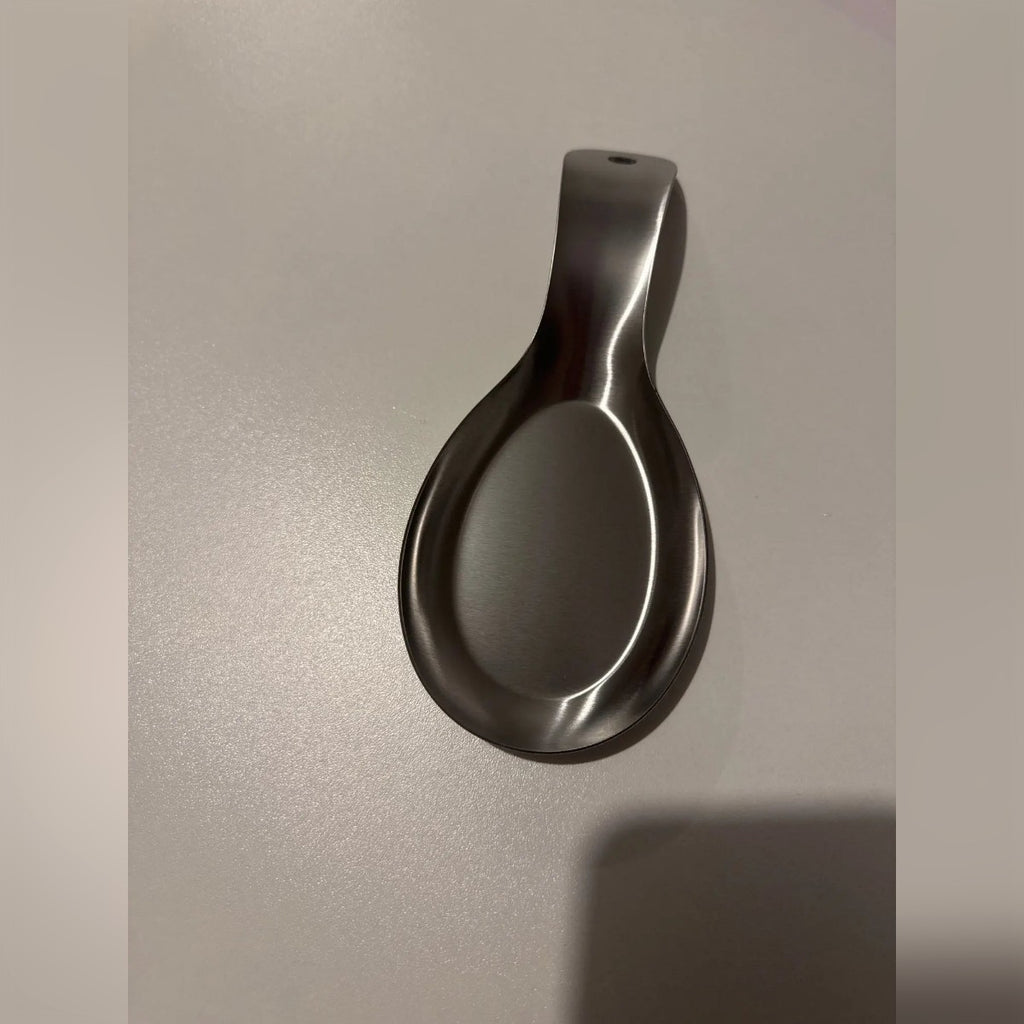 Foto di un acquirente: il poggiamestolo su un tavolo grigio, con il foro in vista