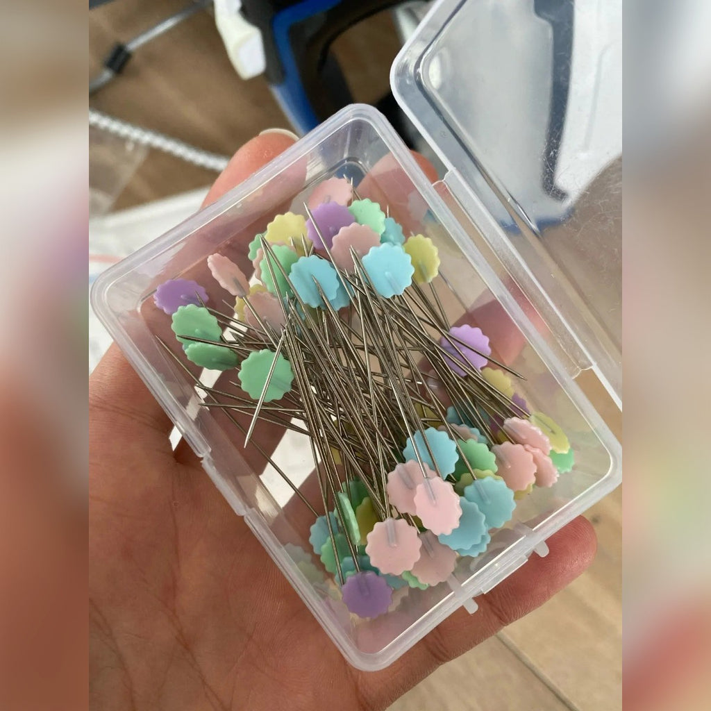 Foto di un acquirente: la scatola aperta con gli spilli, tenuta in mano