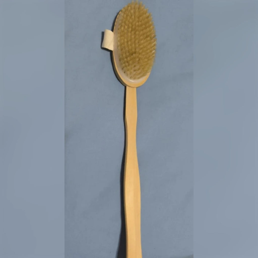 Foto di un acquirente: la spazzola intera con il lungo manico in legno e la testa ovale