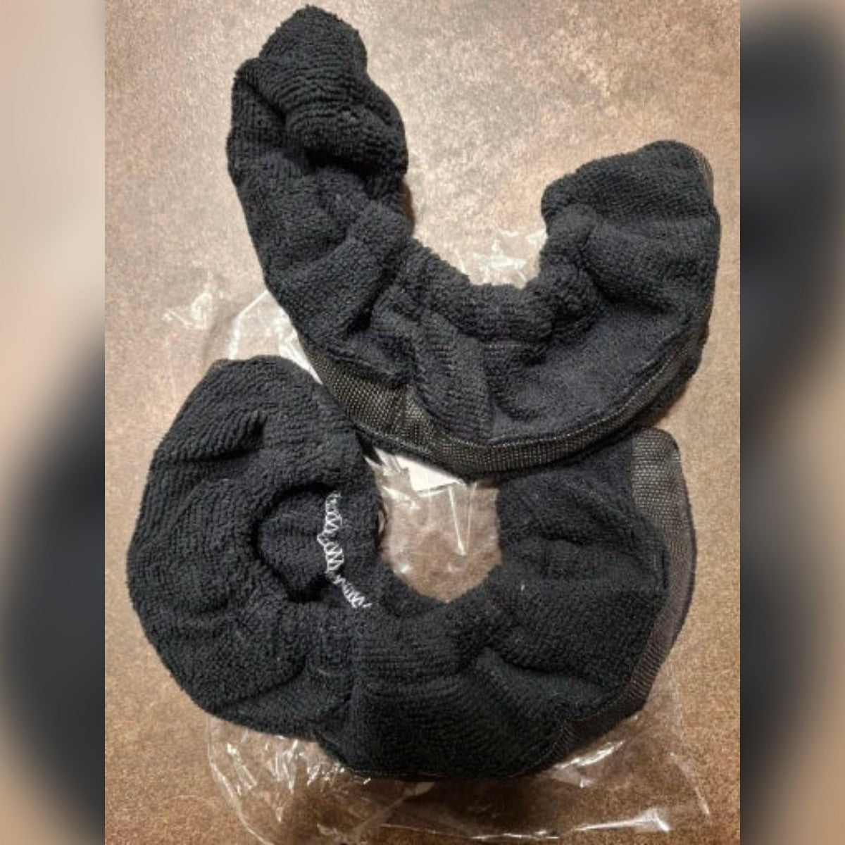 Foto di un acquirente: il paio di copri lama neri sulla busta della confezione