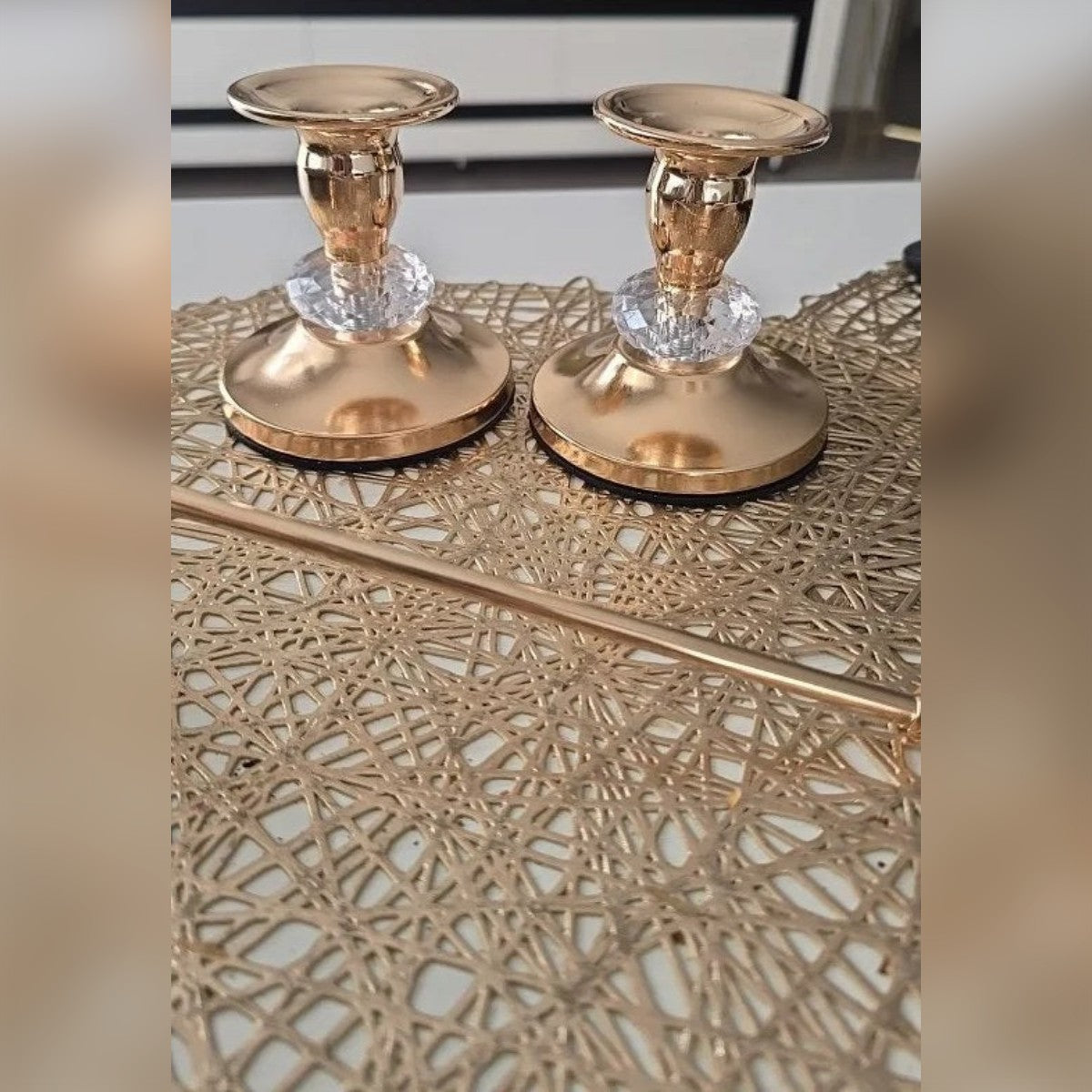 Foto di un acquirente: i due candelieri su una tovaglietta dorata