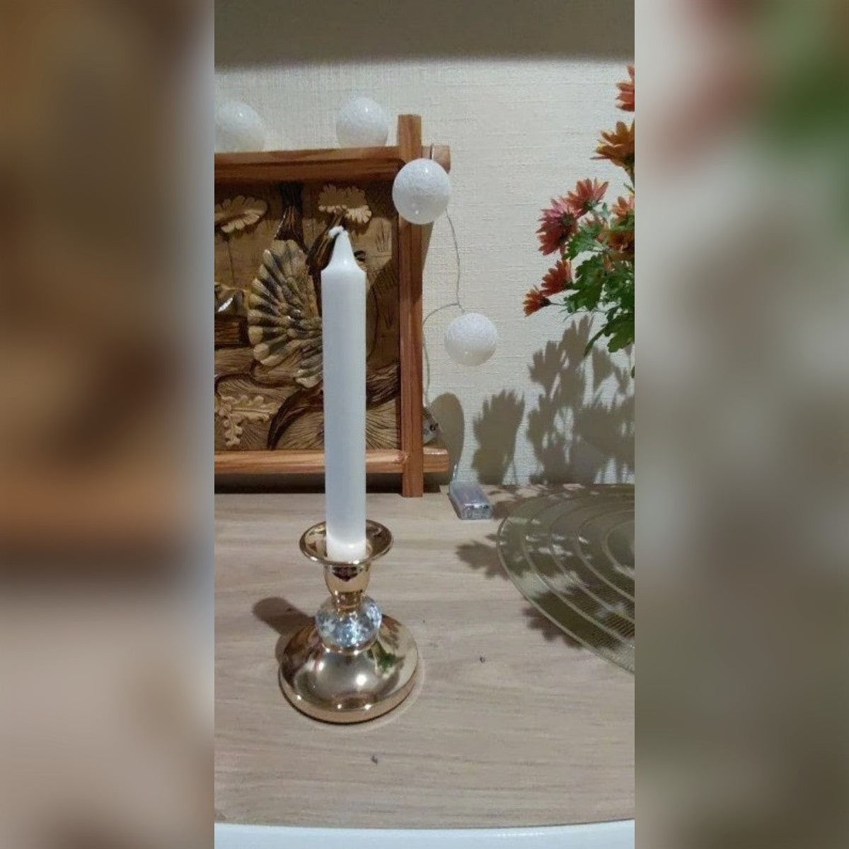 Foto di un acquirente: un candeliere con una candela lunga bianca