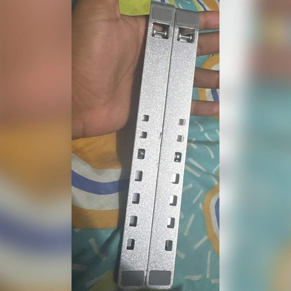 Foto di un acquirente: il supporto chiuso, tenuto in una mano