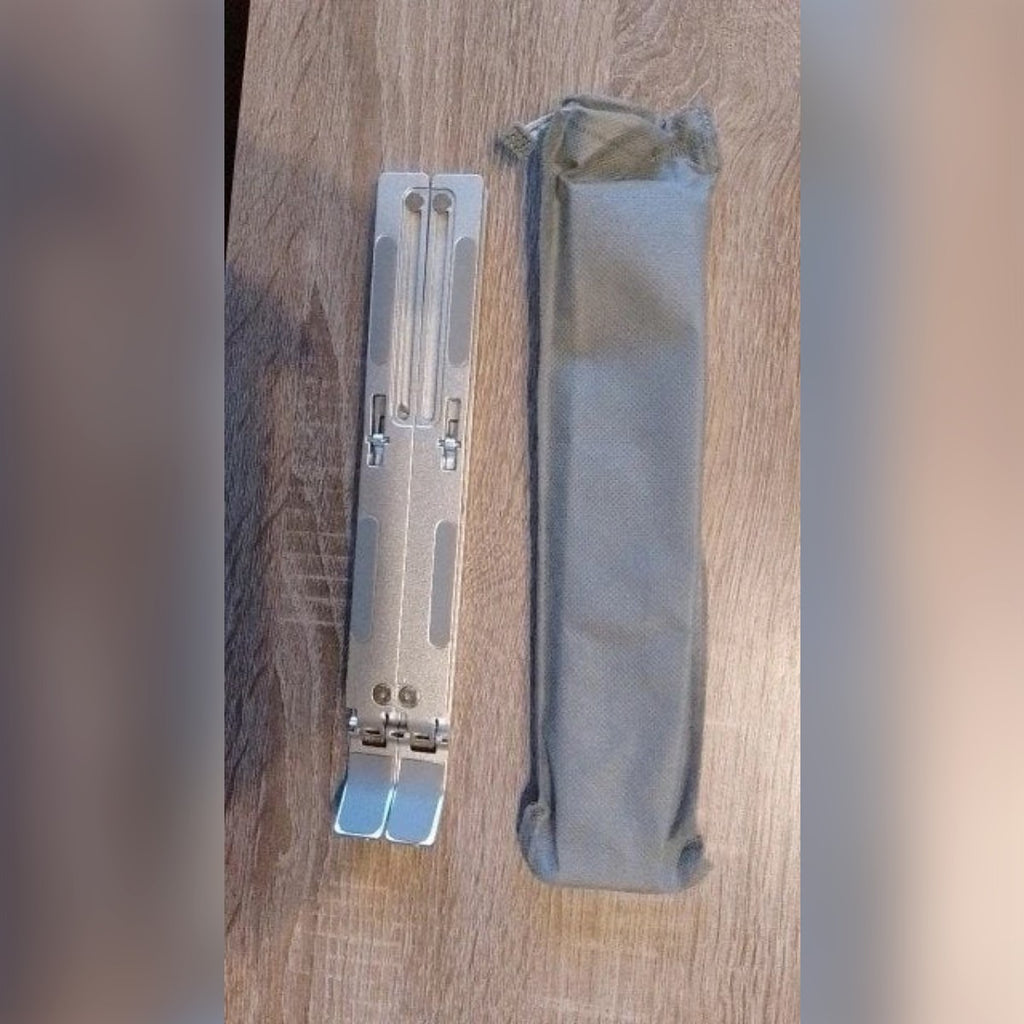 Foto di un acquirente: il supporto chiuso accanto alla sua custodia in tessuto grigia