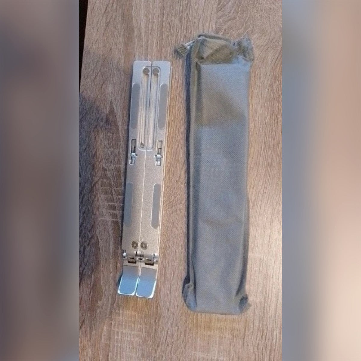 Foto di un acquirente: il supporto chiuso accanto alla sua custodia in tessuto grigia