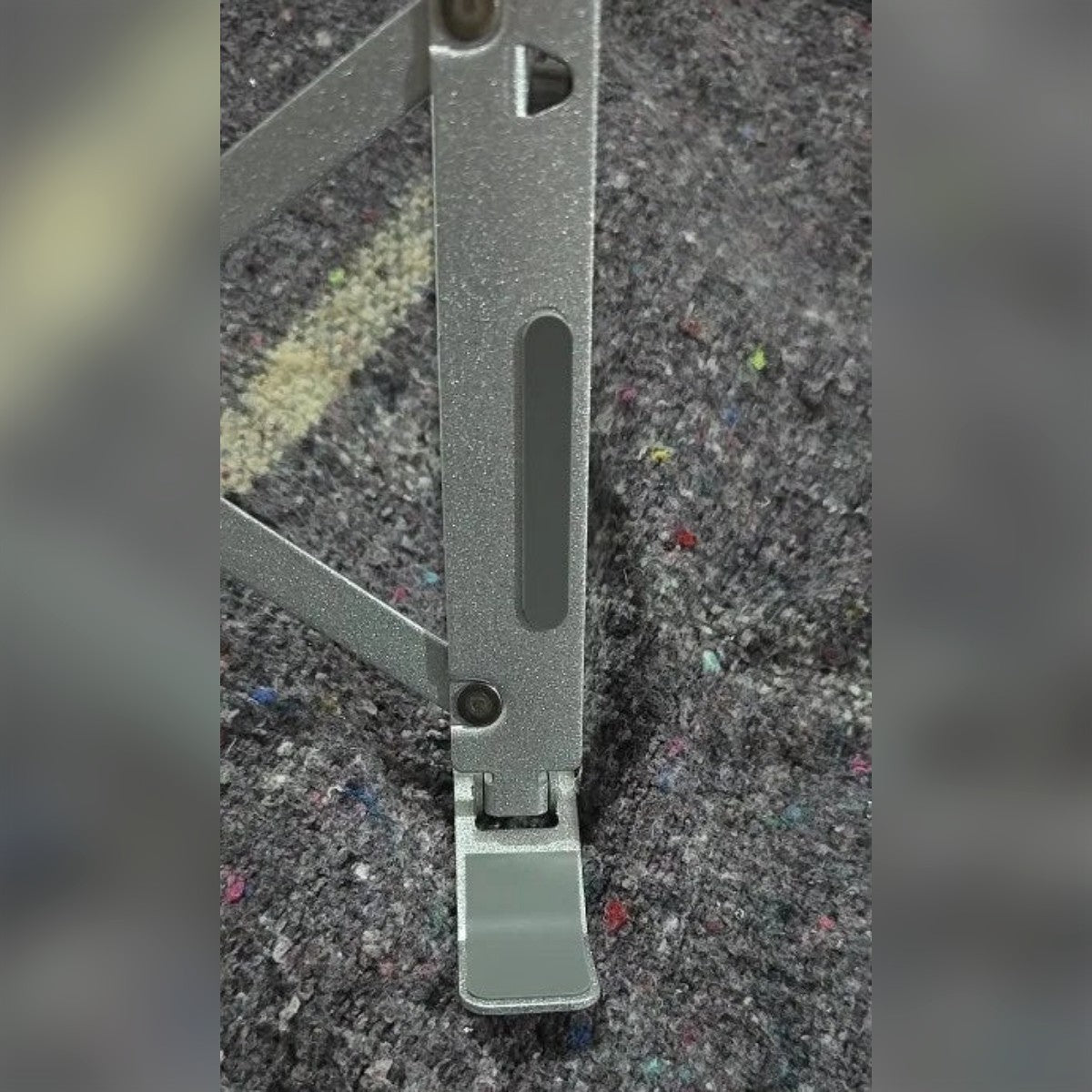 Foto di un acquirente: braccio con la striscia antiscivolo, cerniera e bordo piegato