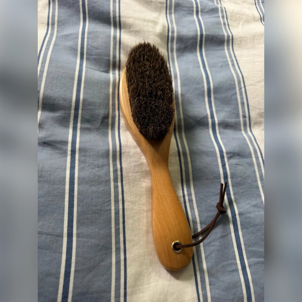 Foto di un acquirente: la spazzola su un tessuto a righe
